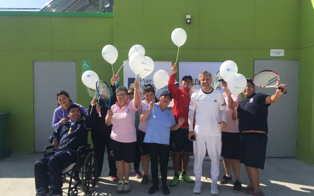 Horacio de la Peña realiza clínica de tenis para adultos mayores e integrantes del Programa de Integración de Mejillones