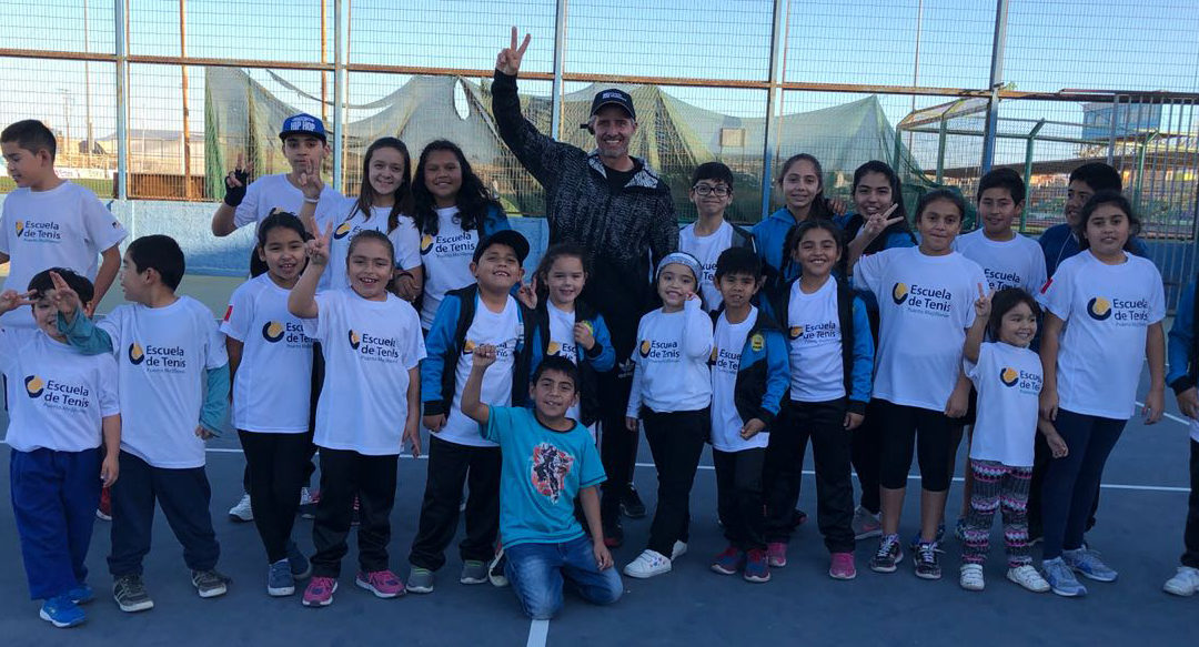 Horacio de la Peña realizó clínicas de tenis y entregó nuevos uniformes de la Escuela de Tenis de Puerto Mejillones