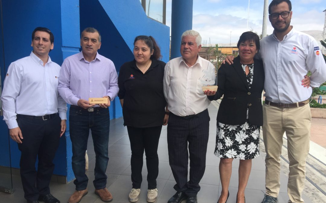 Puerto Mejillones y Desafío Levantemos Chile entregaron anteojos ópticos a los vecinos de Mejillones